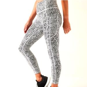 Athleta Ultimate Stash Textured Tight 7/8